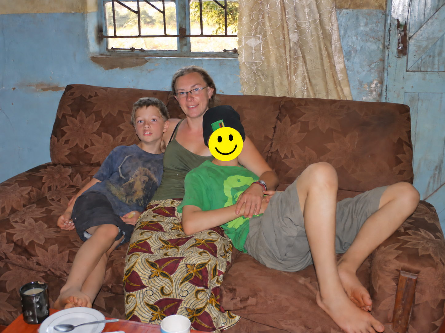 Saskia mit zwei Kindern während ihres Aufenthalts in Nyanje in Sambia